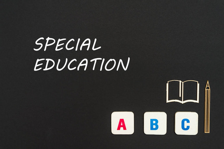 abc 字母和纸板微型黑板与文本特殊教育