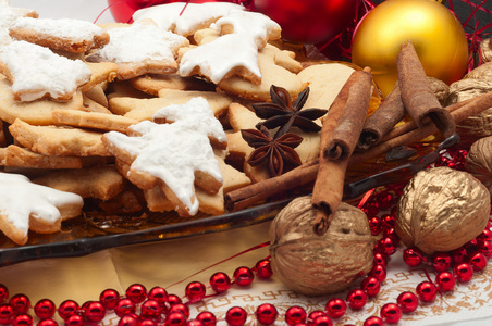 与肉桂和圣诞装饰品圣诞饼干