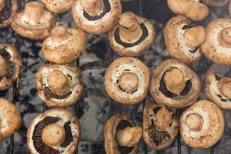 蘑菇在烤架上准备好了。从顶部的视图。照片