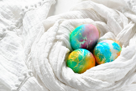 绘七彩的虹在白色背景上的复活节彩蛋
