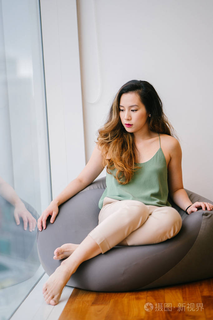 她穿着宽松的衣服看起来很舒服和放松.
