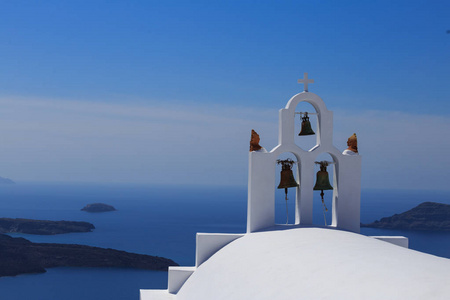 希腊在蓝色背景上的白色教堂的圣托里尼岛
