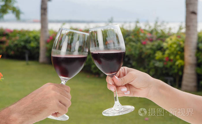 浪漫情侣用红酒杯举杯庆祝美酒