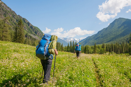 俄罗斯联邦阿尔泰山的徒步旅行者