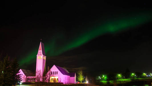 在塞尔福斯柯克 Ja 教会冰岛北部明亮的极光