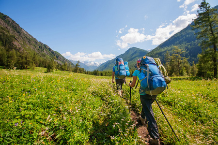 俄罗斯联邦阿尔泰山的徒步旅行者