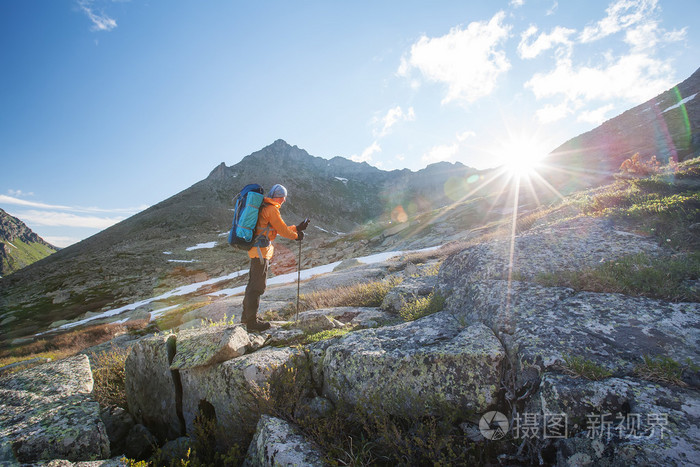 俄罗斯联邦阿尔泰山的徒步旅行者