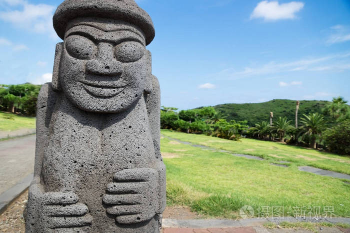 韩国济州岛三浜 yongmeori 海滩绿草地 harubang 雕像