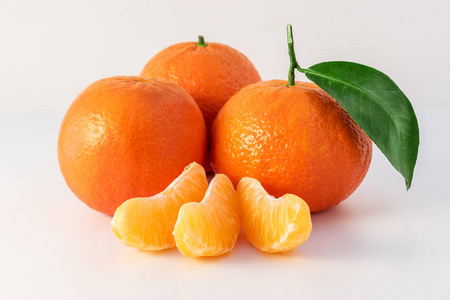 全柑桔或 mandarines 橙果和去皮段