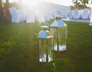 灯笼蜡烛作为婚礼装饰的一部分在露天花园