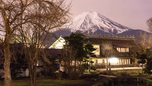 富士山与雪春  忍野八晚上顶上添