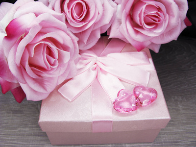 礼品盒和玫瑰花贺卡情人节爱