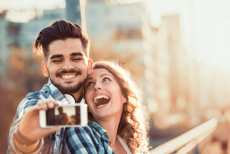 快乐的年轻夫妇以自拍照