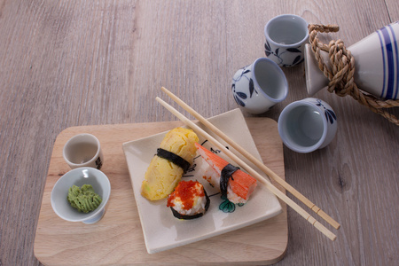 日本的寿司和日本清酒集