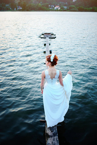 站在码头附近水穿白裙子的新娘