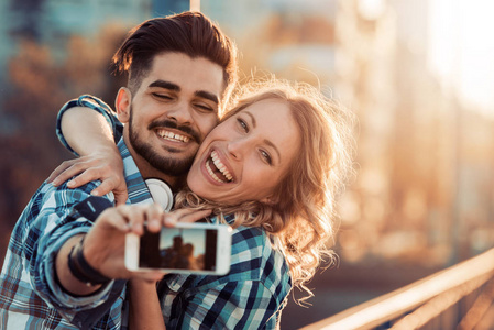 快乐的年轻夫妇以自拍照