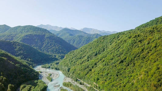 高加索山脉的 Teberda 河。沿它是军事 Sukhum 路。KarachayCherkess 共和国, 俄罗斯