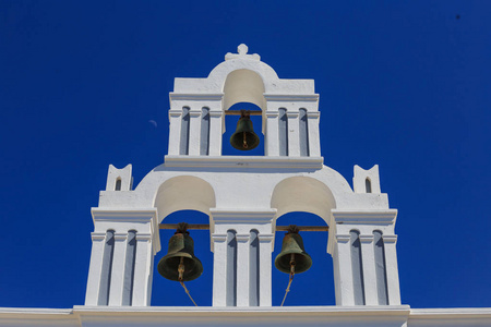 希腊古典教堂钟楼的圣托里尼岛