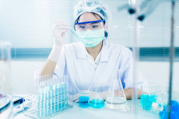 亚洲女科学家与试管制作研究在临床实验室.
