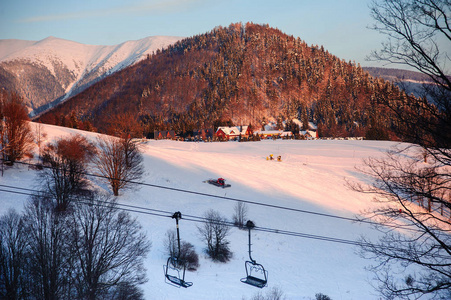 滑雪胜地。山在雪中。日落在山里