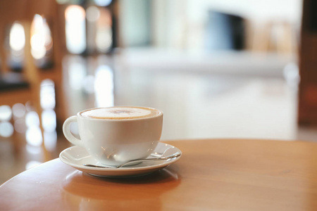 卡布奇诺或拿铁艺术咖啡由牛奶制成的木桌