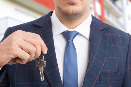 房地产经纪人或地产代理持有密钥的特写