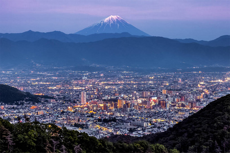 甲府和富士山在黄昏时分