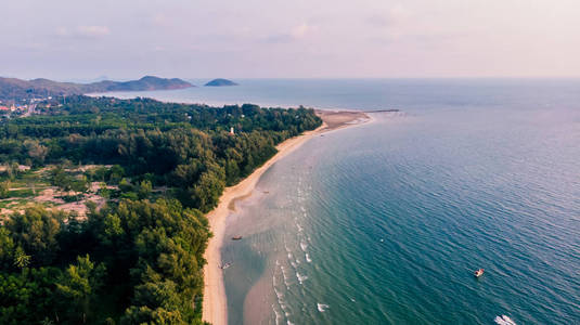 美丽的鸟瞰海景和海滩假日度假概念