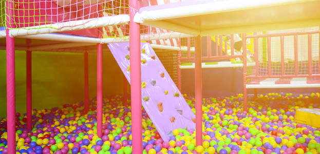 在操场上孩子们的 ballpit 很多塑料彩球