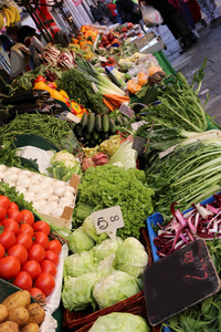 市场上出售的新鲜水果和蔬菜