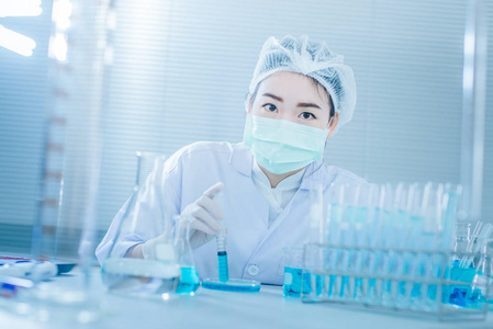 亚洲女科学家与试管制作研究在临床实验室。科学化学技术生物学和人的概念