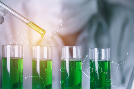 研究员与玻璃实验室化学试管用液体为分析, 医学, 药剂和科学研究概念