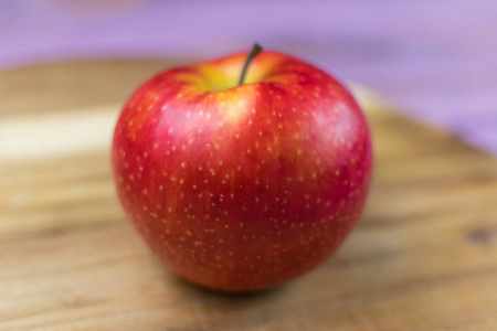 新鲜的红苹果，木质的背景