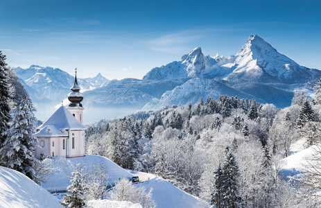 冬季仙境与礼拜堂在阿尔卑斯山伯希特斯加登纳土地