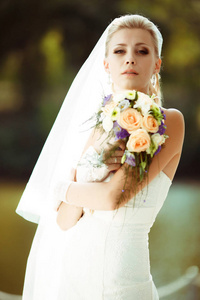 金发碧眼的新娘用束鲜花的肖像