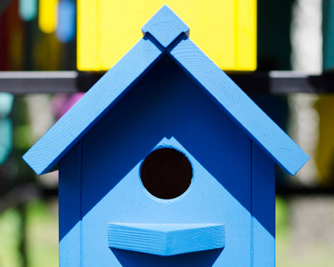 春天公园里的蓝鸟笼。房子的辉煌设计理念