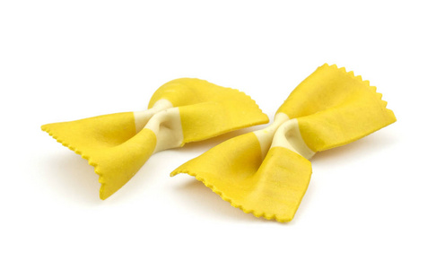 Farfalle 面食与姜黄分离在白色背景原始经典意大利黄色两片