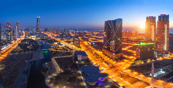 汉城城市与美丽的日落和摩天大楼, 中央 p