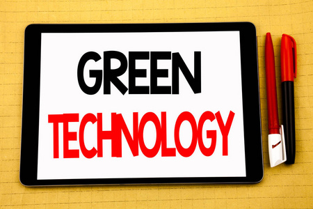 概念手写文本标题灵感显示绿色技术。活动的业务概念, 写在 tablet 笔记本电脑, 木质背景与粘纸条和钢笔