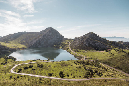 Covadonga 湖泊自然公园烯醇式湖景观研究