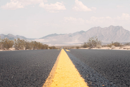 炎热的夏天路通过内华达州沙漠的全景视图