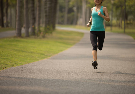 运动健身妇女在公园奔跑