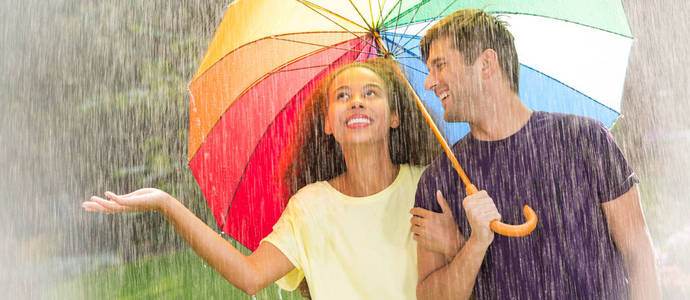 彩虹伞下的多元文化情侣图片