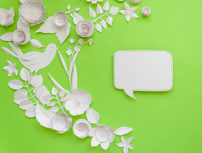 框架与绿色背景上的白色纸花。由纸剪成