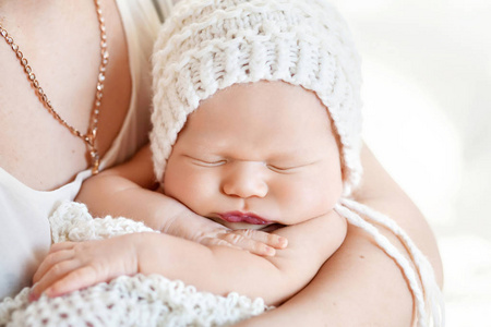 爱的婴儿睡在母亲的手中。特写图片