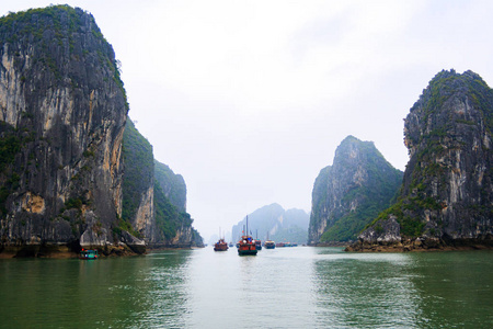 大雾天，越南下龙湾旅游船