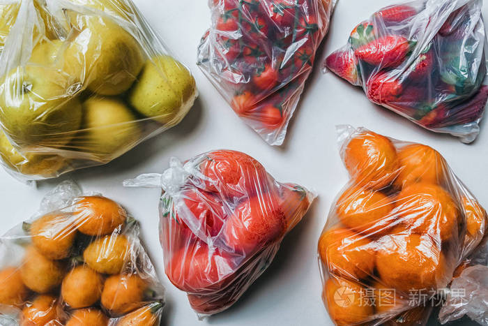 塑料袋里装满了水果和蔬菜.气候变化概念