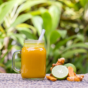 在玻璃杯, 自然背景下的姜黄, 姜, 柠檬和蜂蜜的能量补品饮料