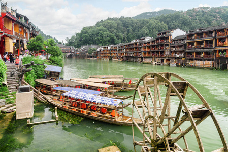 停泊的木制旅游船和水车, 凤凰, 中国