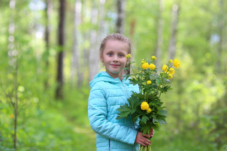可爱的滑稽的孩子, 金发女郎健康的学步女孩享受自然, 玩耍, 徒步旅行, 躲在树后的春天或夏季森林与花卉